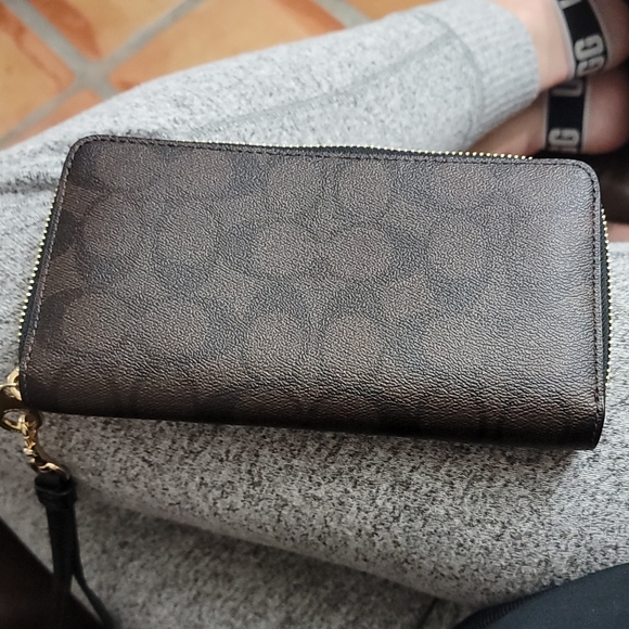 Coach - Picture 3 of 3